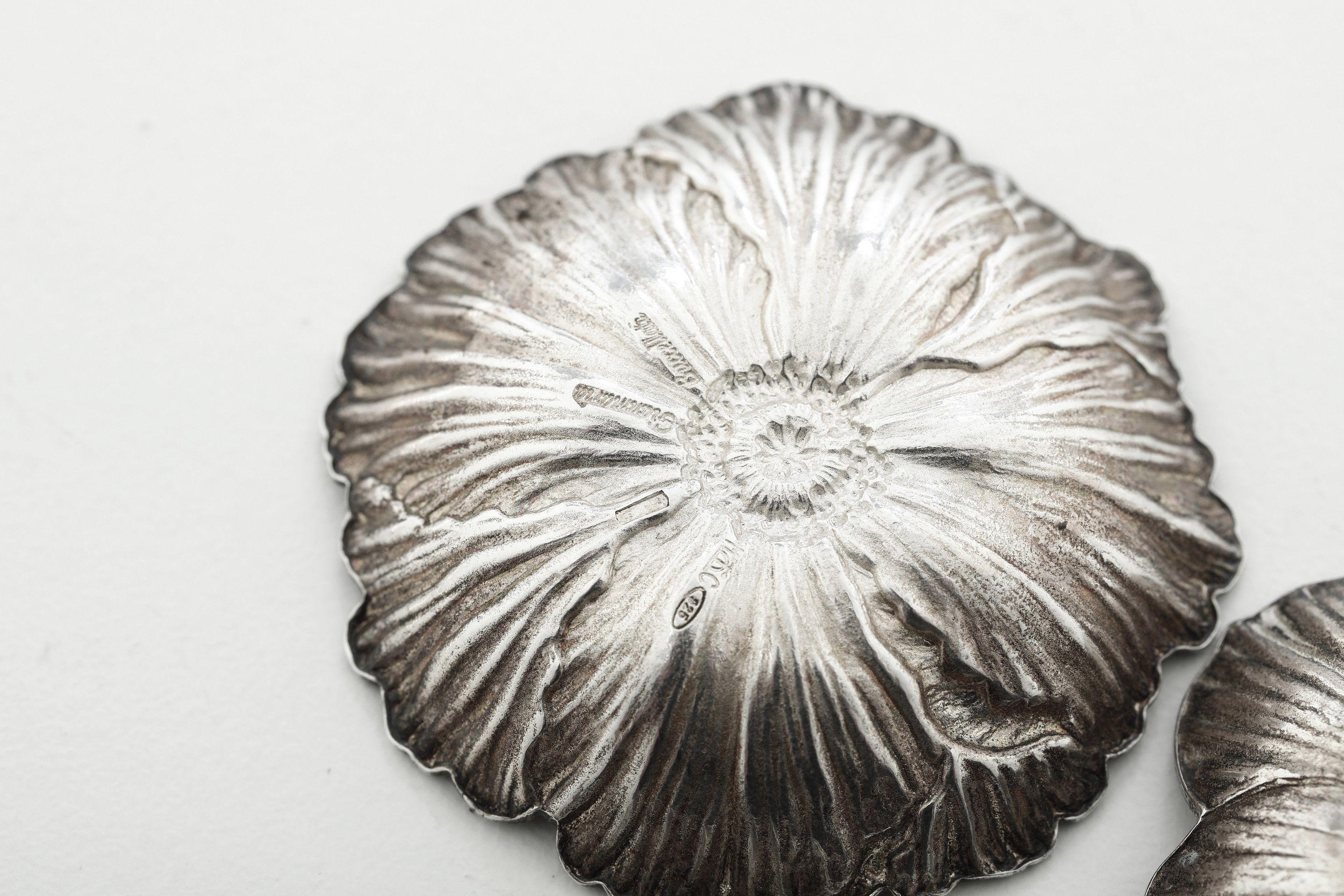 Maison Gianmaria Buccellati, Tre segnaposto (due a fiore e uno a conchiglia), argento, XX-XXI sec...