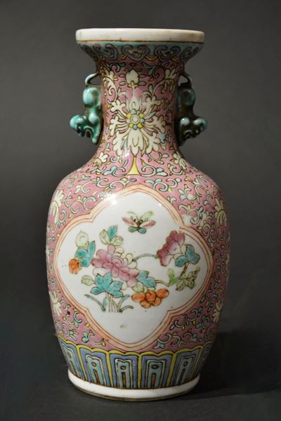Vaso in Porcellana Famiglia Rosa con Motivi Floreali Entro Riserve e Anse Sagomate, Cina, XIX Sec...