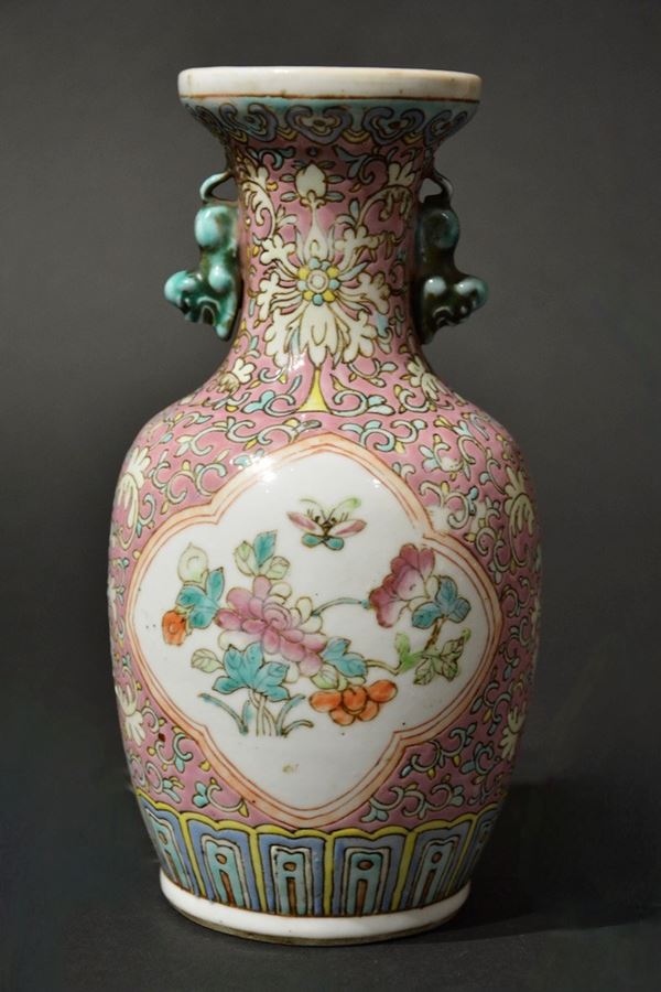 Vaso in porcellana Famiglia Rosa con motivi floreali entro riserve e anse sagomate, Cina, XIX secolo