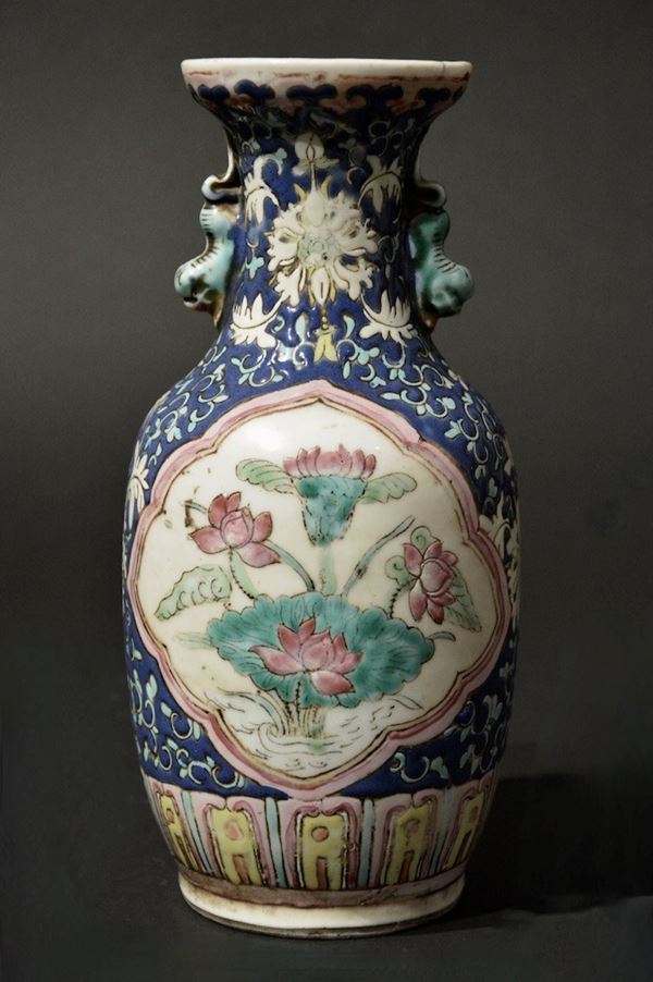 Vaso in porcellana Famiglia Rosa a fondo blu con motivi floreali entro riserve e anse sagomate, Cina, XIX secolo