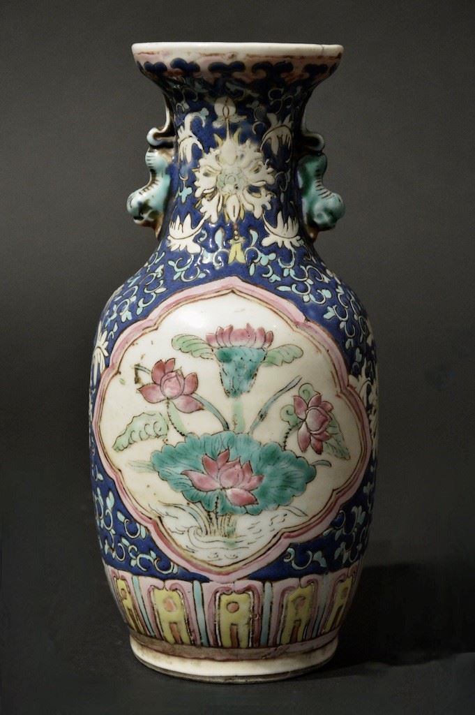 Vaso in porcellana Famiglia Rosa a fondo blu con motivi floreali entro riserve e anse sagomate, Cina, XIX secolo  - Asta Arte Orientale - Cambi Casa d'Aste