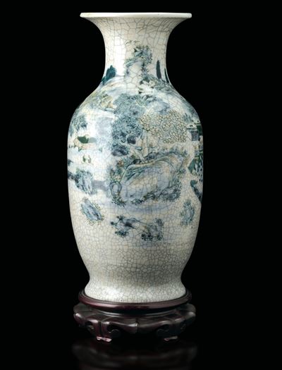 Vaso in Porcellana Craquelè Raffigurante Paesaggio Montano con Casa, Cina, Dinastia Qing, XIX Sec...