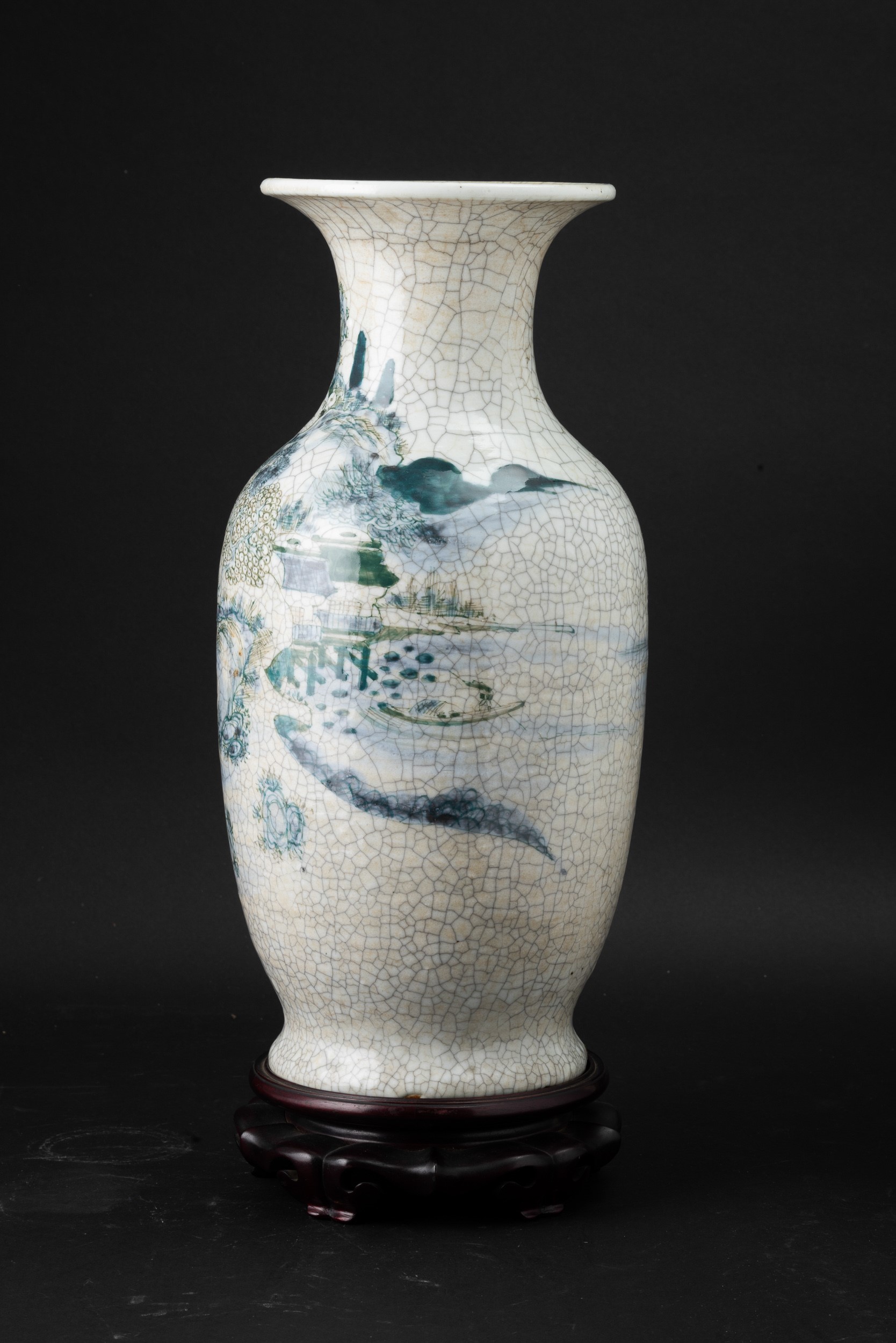 Vaso in Porcellana Craquelè Raffigurante Paesaggio Montano con Casa, Cina, Dinastia Qing, XIX Sec...