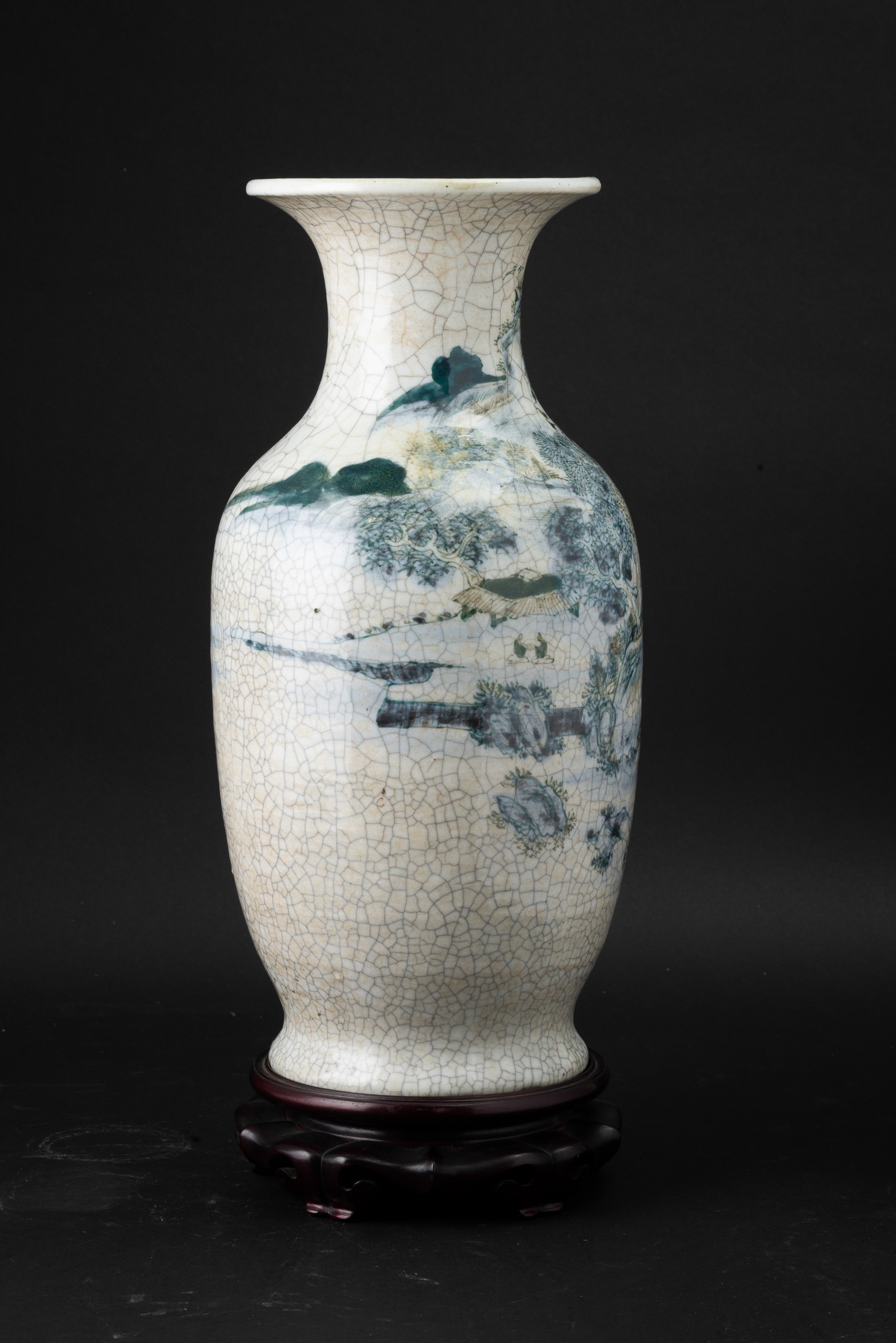 Vaso in Porcellana Craquelè Raffigurante Paesaggio Montano con Casa, Cina, Dinastia Qing, XIX Sec...