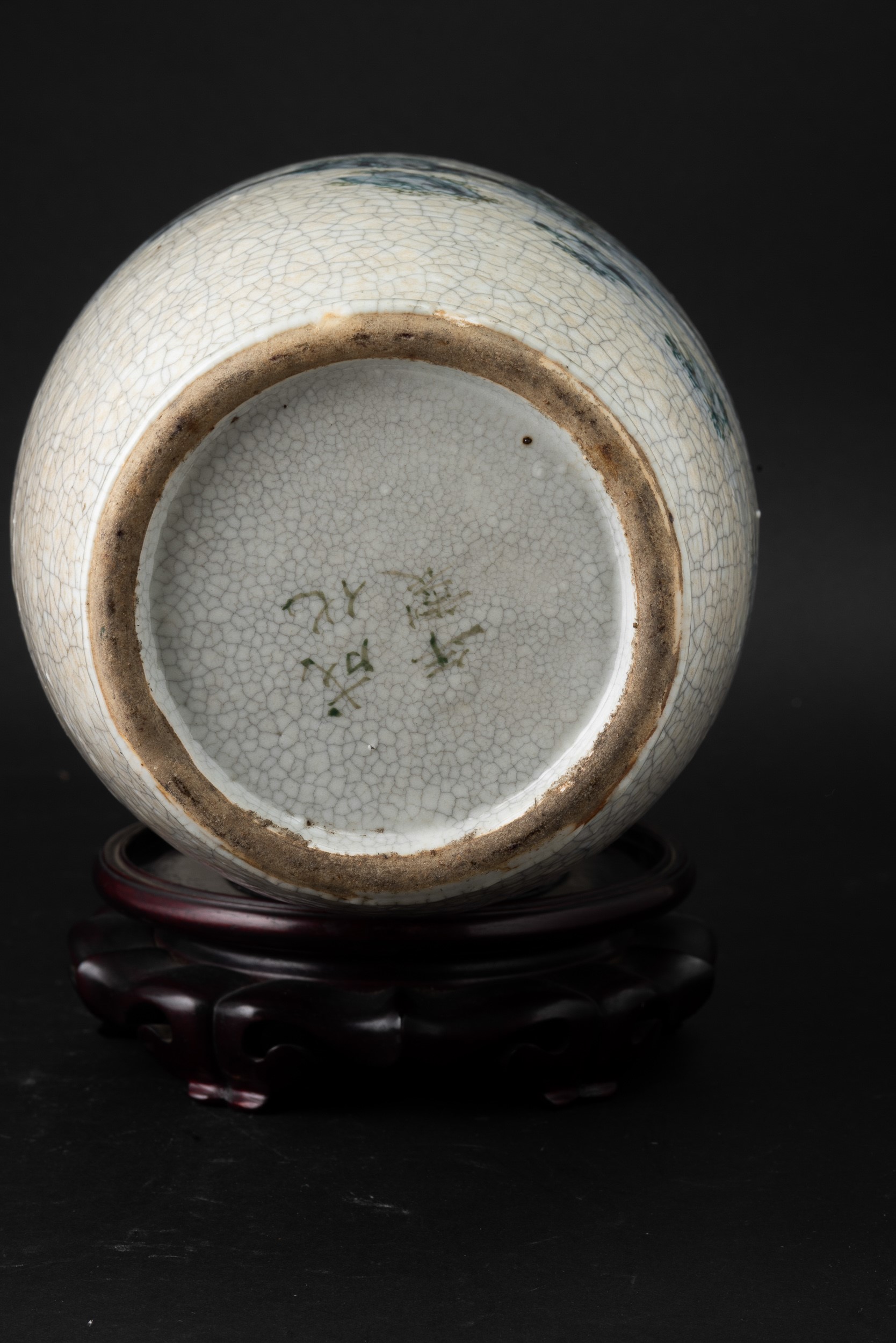 Vaso in Porcellana Craquelè Raffigurante Paesaggio Montano con Casa, Cina, Dinastia Qing, XIX Sec...