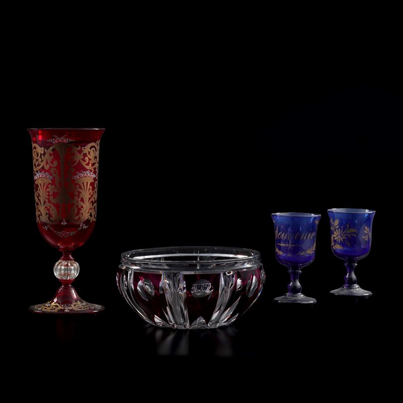 Due bicchieri e un vaso in vetro colorato. XX secolo  - Auction Antiques - Cambi Casa d'Aste