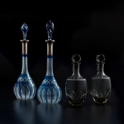 Due Coppie di Bottiglie con Tappo in Vetro di Cui Due con Decoro Inciso in Blu e Due Color Ambra