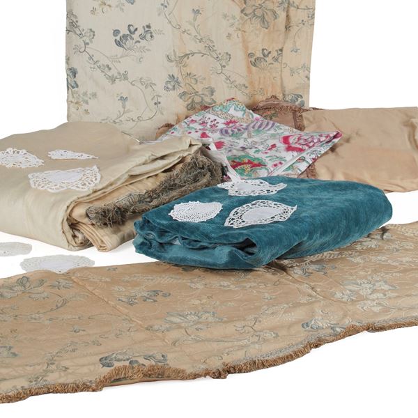 Lotto di diversi tessuti e centrini di pizzo