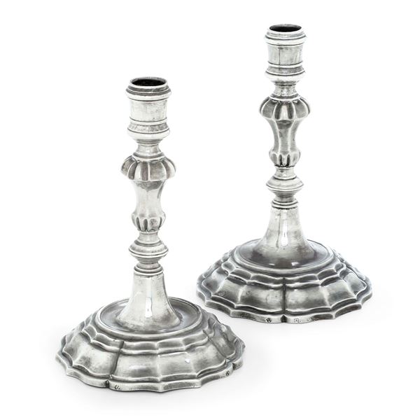 Coppia di candelieri. Verona, seconda metà XVIII secolo. Marchio dell'argentiere G B V entro riserva fogliata (documentato ma non identificato)