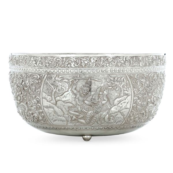 Ciotola cesellata a mano con raffigurazioni dal poema epico "Ramakien". Siam (Thailandia), inizi XX secolo. Argentiere Xiang Zhen