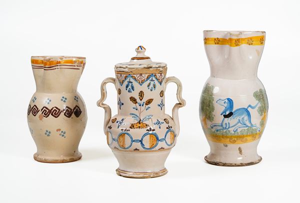 Due boccali e un vaso con coperchio. Puglia, Grottaglie, XIX e inizio XX secolo.