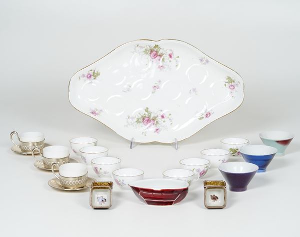 Un vassoio da moka con dodici tazze, XX secolo. 