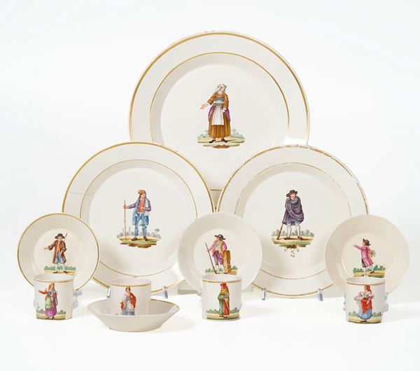 Tre piatti e quattro tazze con piattino. Napoli Manifattura Migliuolo-Giustiniani, terzo decennio del  [..]