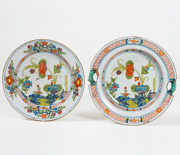 Un piatto e una fondina da impagliata. Faenza, Manifattura Ferniani, XVIII secolo.