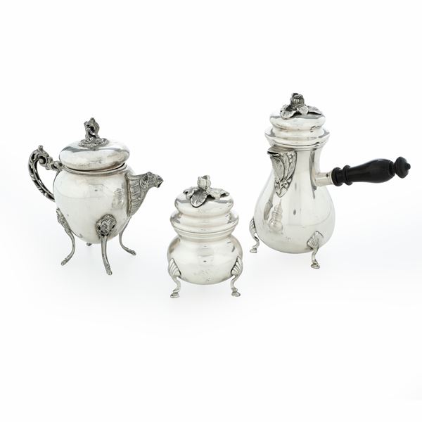 Caffettiera, zuccheriera e cioccolatiera. Argenteria italiana del XX secolo, argentieri differenti