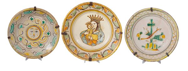 Tre piatti. Italia meridionale, XIX secolo.