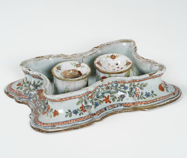 Parte di servizio da scrittoio. Faenza, Manifattura Ferniani, XVIII secolo.