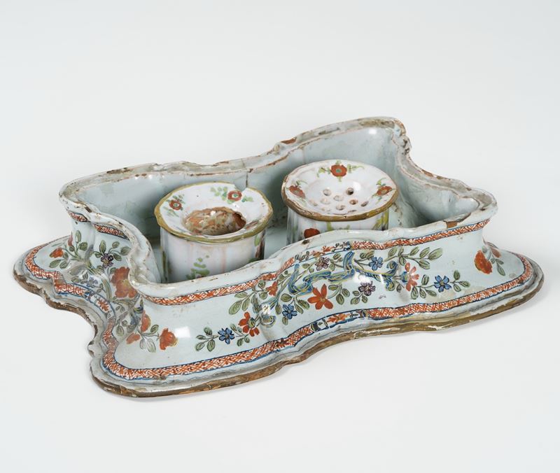 Parte di servizio da scrittoio. Faenza, Manifattura Ferniani, XVIII secolo.  - Asta Ceramiche e vetri  - Cambi Casa d'Aste