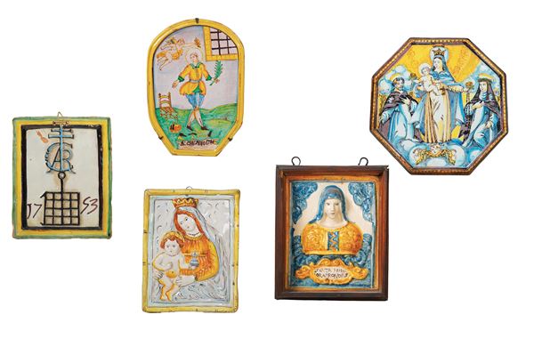 Cinque diverse targhe devozionali, XVIII e XIX secolo. 