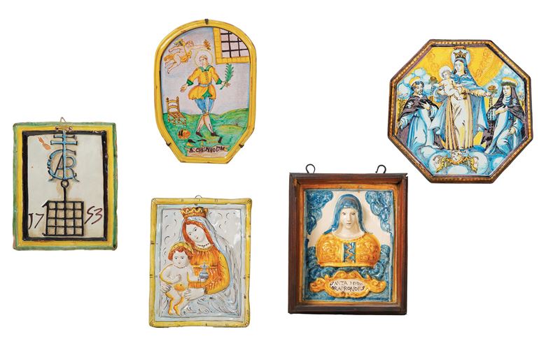 Cinque diverse targhe devozionali, XVIII e XIX secolo.   - Auction Ceramics and glass - Cambi Casa d'Aste