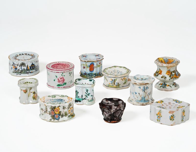 Undici spargi polverino.  Italia, Manifatture diverse, XVIII secolo.  - Asta Ceramiche e vetri  - Cambi Casa d'Aste