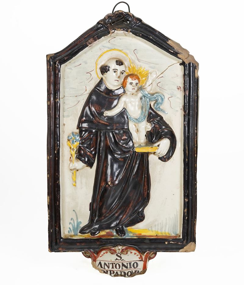 Targa devozionale con Sant'Antonio da Padova. Italia centrale, XIX secolo.  - Asta Ceramiche e vetri  - Cambi Casa d'Aste