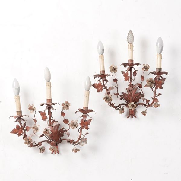 Coppia di appliques in lamierino decorate a foglie e fiori