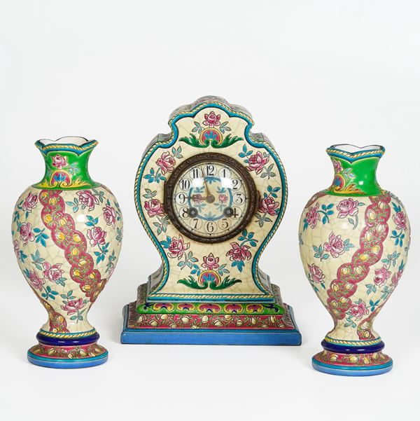 Trittico da camino con orologio. Francia, Longwy, 1930 circa.