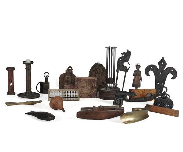 Collezione di attrezzi da lavoro in legno e altri materiali