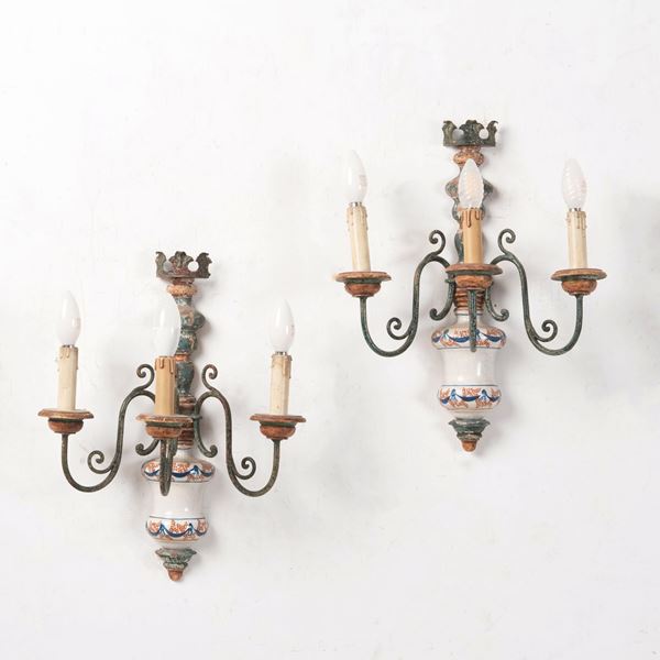 Coppia di appliques a tre luci con corpo in maiolica policroma