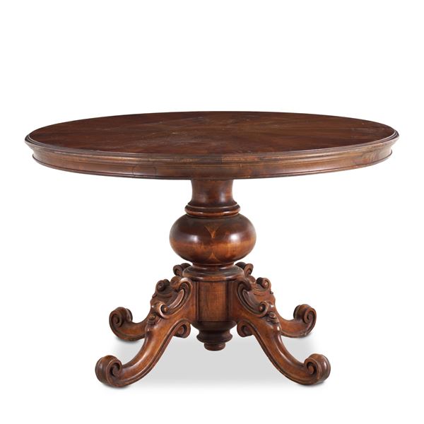 Tavolo tondo in stile in legno intagliato. XIX secolo
