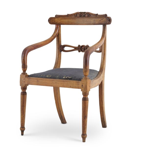 Poltroncina in legno intagliato. XIX secolo