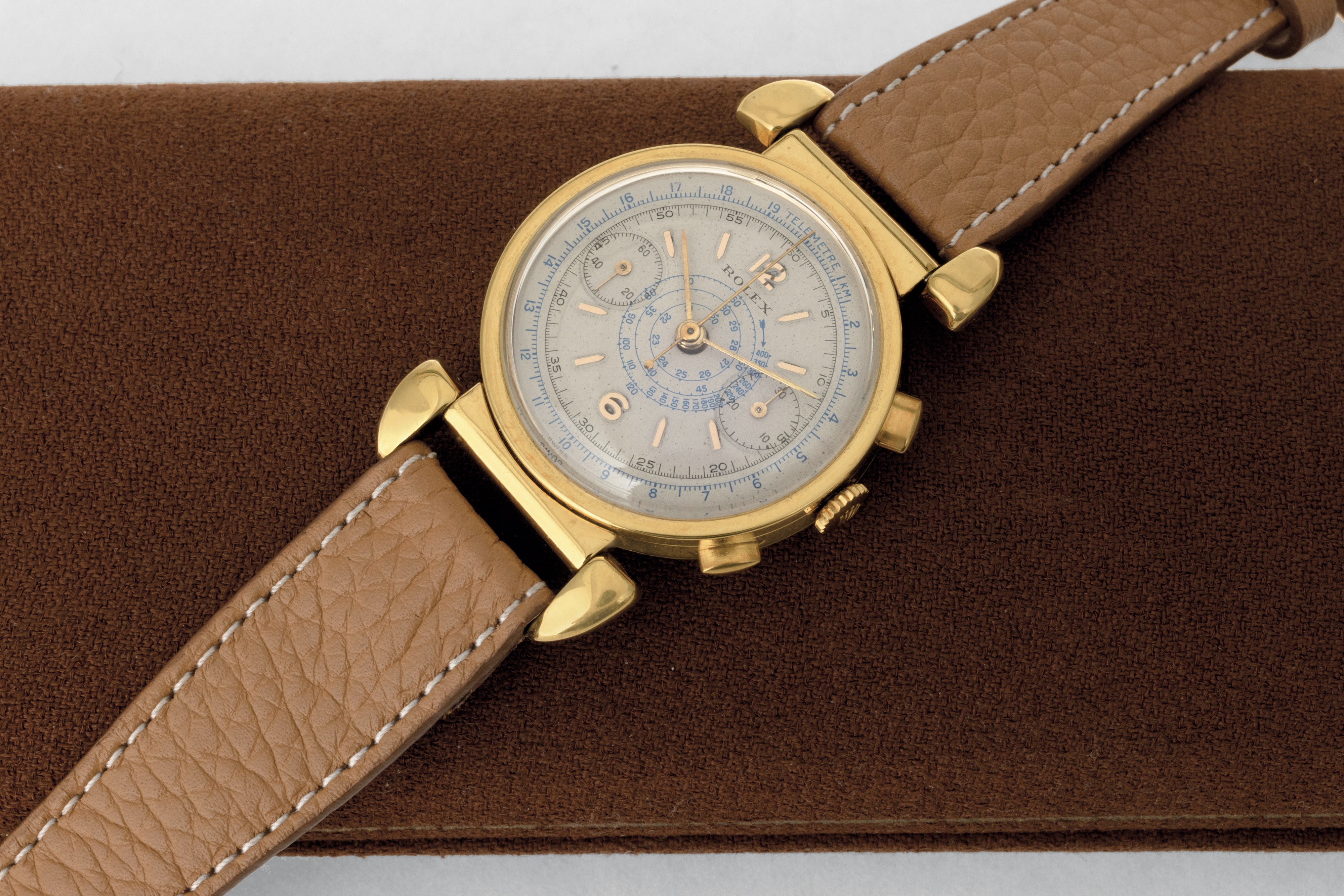 Rolex - Cronografo Antimagnetico Ref 3082 in Oro Giallo 18k con Anse Snodate e Tasti a Oliva, Due...