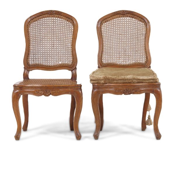 Coppia di sedie in legno intagliato. XVIII secolo