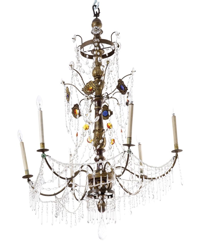 Lampadario a sei luci in legno intagliato e dorato decorato da pendenti a perline. XVIII secolo  - Asta Antiquariato - Cambi Casa d'Aste