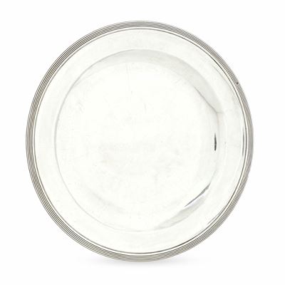 Piatto decorativo in argento fuso e sagomato, Francia XIX-XX secolo