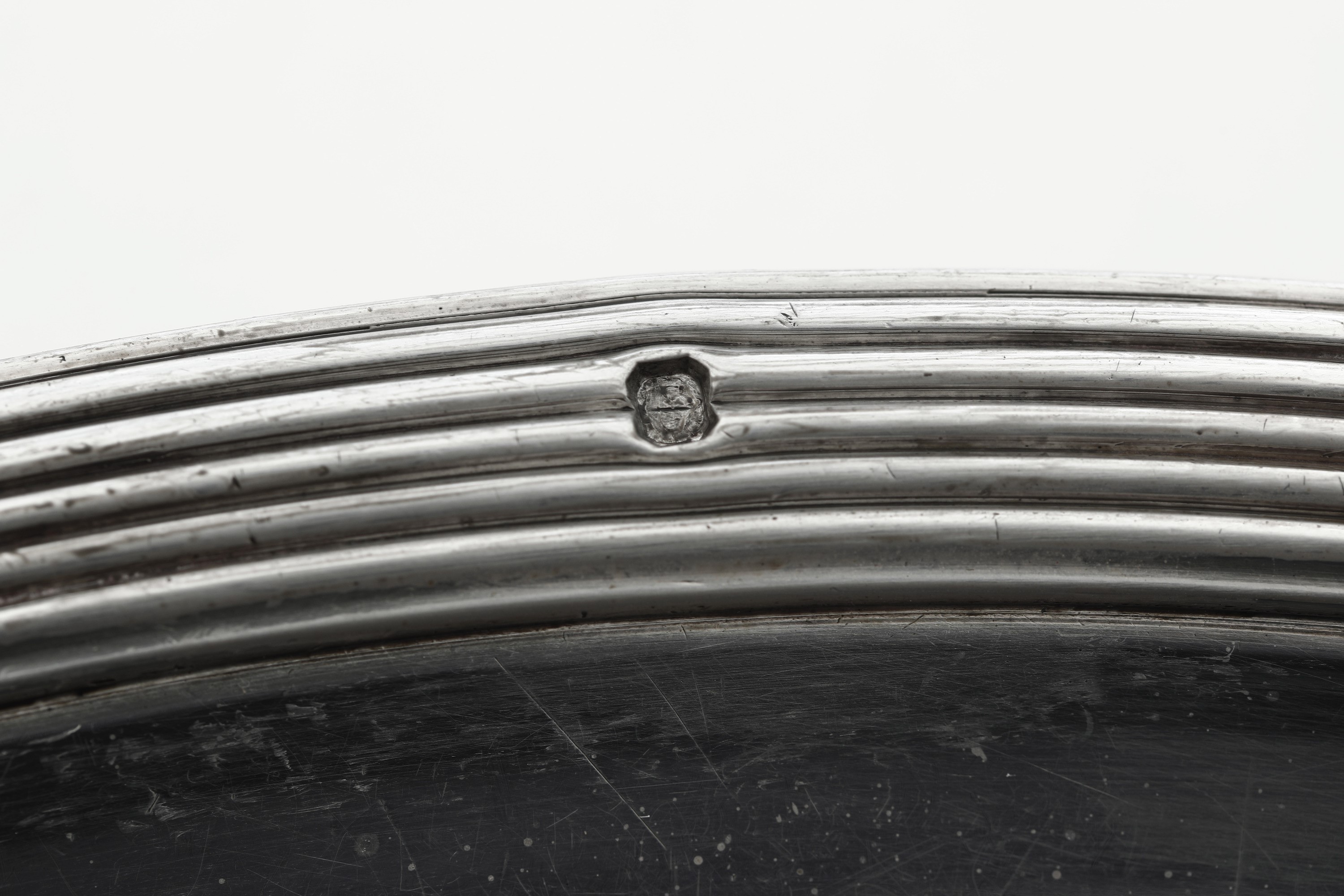 Piatto decorativo in argento fuso e sagomato, Francia XIX-XX secolo