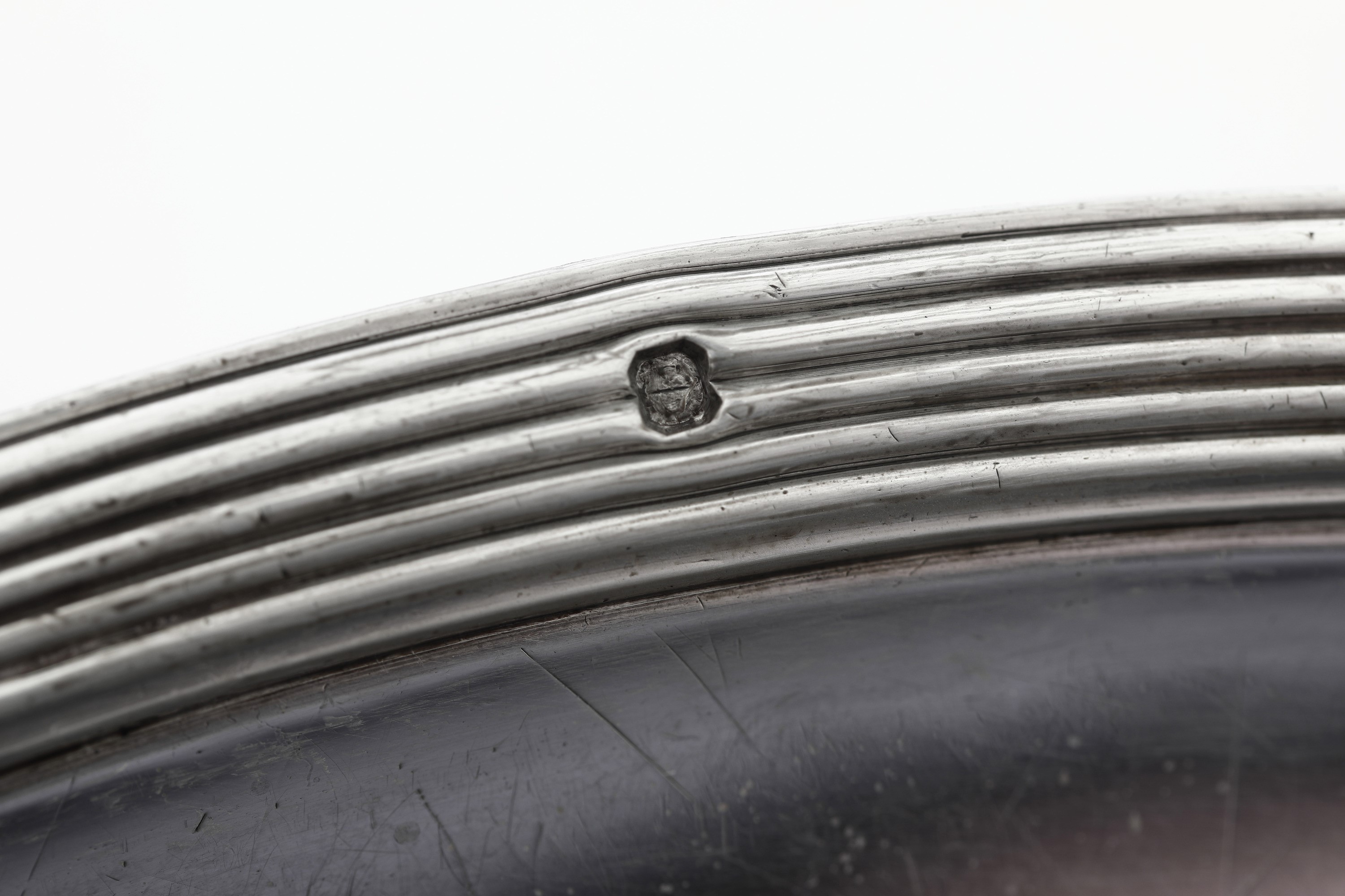 Piatto decorativo in argento fuso e sagomato, Francia XIX-XX secolo