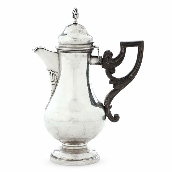Caffettiera. Mantova, seconda metà del XVIII secolo. Marchio dell'argentiere Alessandro Gasoni all'insegna del "sole antropomorfo" (1760-1781) e marchio F B entro rettangolo (non identificato)