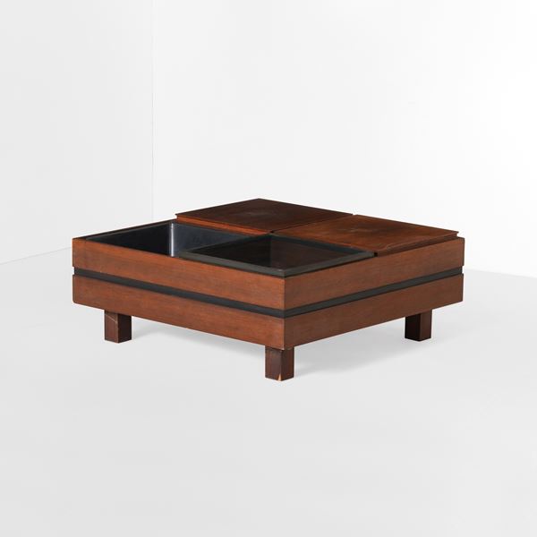 Tavolo basso con vani contenitori.