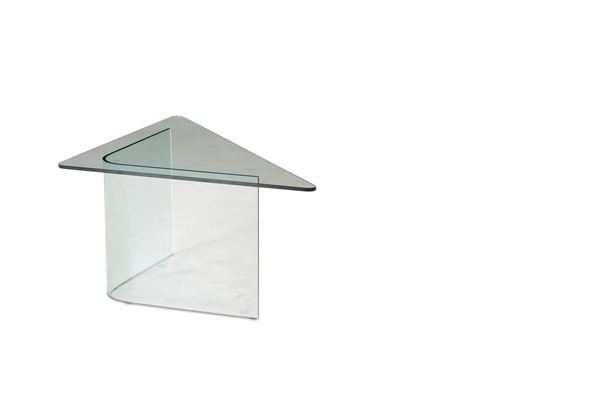 Tavolo basso triangolare.