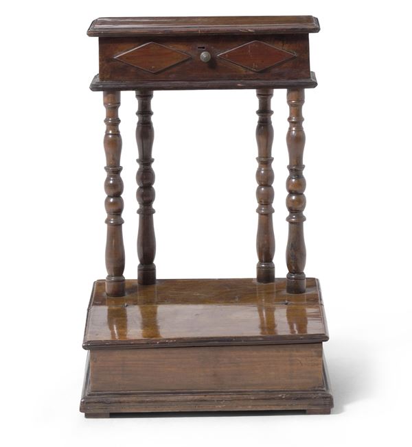 Inginocchiatoio in noce con sostegni torniti. XIX secolo