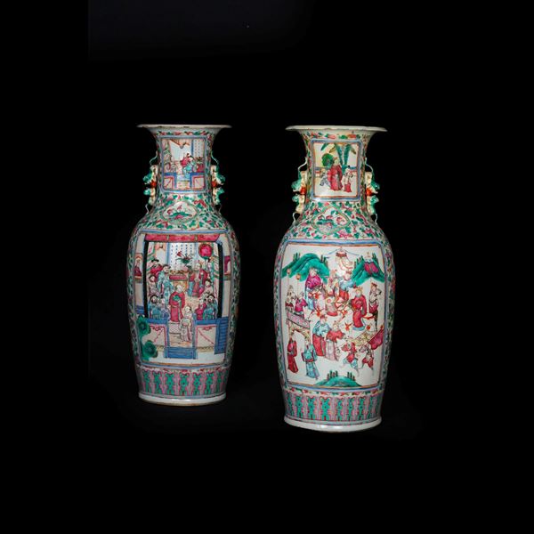 Coppia di vasi in porcellana Famiglia Rosa con scene di corte entro riserve, decori floreali e figure di draghetti a rilievo, Cina, Dinastia Qing, XIX secolo