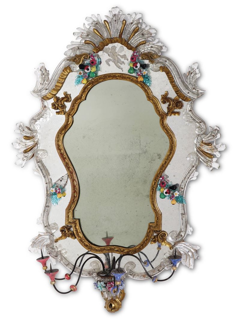 Specchiera in vetro di Murano con applicazioni di fiori policromi. XX secolo  - Auction Antique - Cambi Casa d'Aste