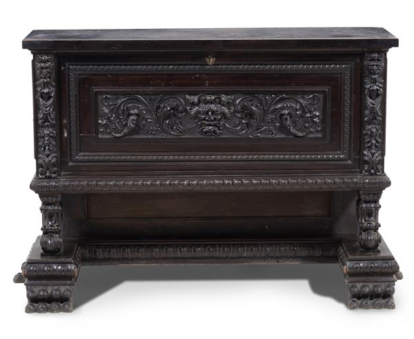 Cassapanca intagliata. XIX-XX secolo