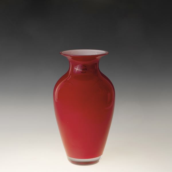 Carlo Nason - Vaso a balaustro in vetro di Murano rosso con collo svasato.