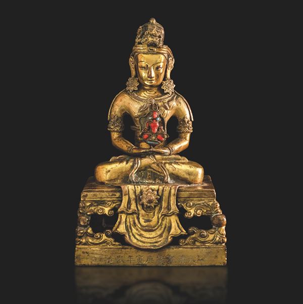 Rara Figura di Amitaya in bronzo dorato con Buddha tra le mani, inserti in coralli e turchese, Cina, Dinastia Qing, marca e del periodo Qianlong (1736-1796)