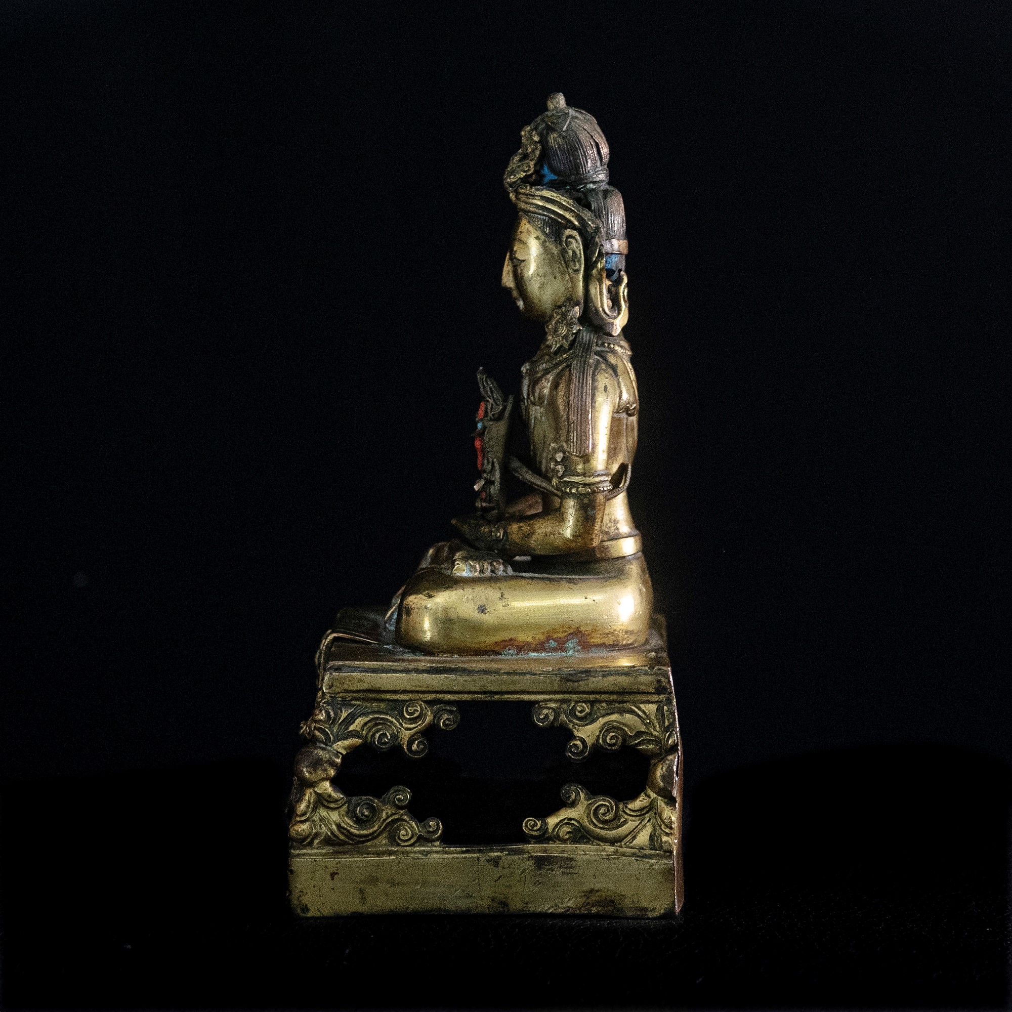 Rara Figura di Amitaya in Bronzo Dorato con Buddha tra le Mani, Inserti in Coralli e Turchese, Ci...