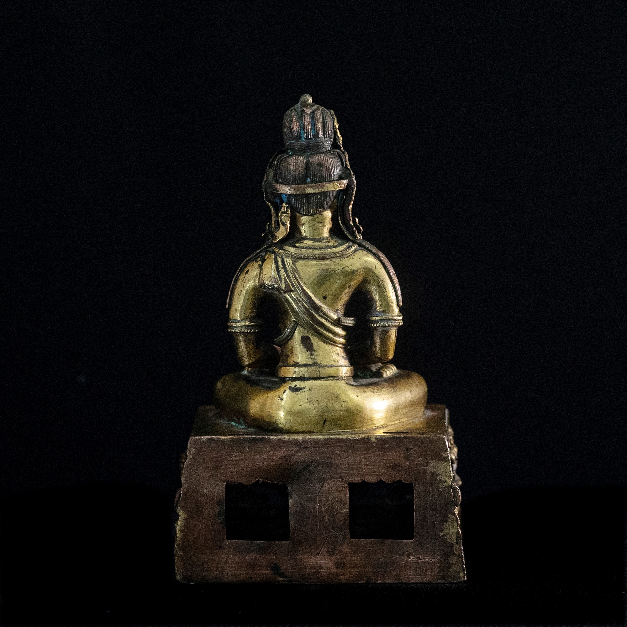 Rara Figura di Amitaya in Bronzo Dorato con Buddha tra le Mani, Inserti in Coralli e Turchese, Ci...