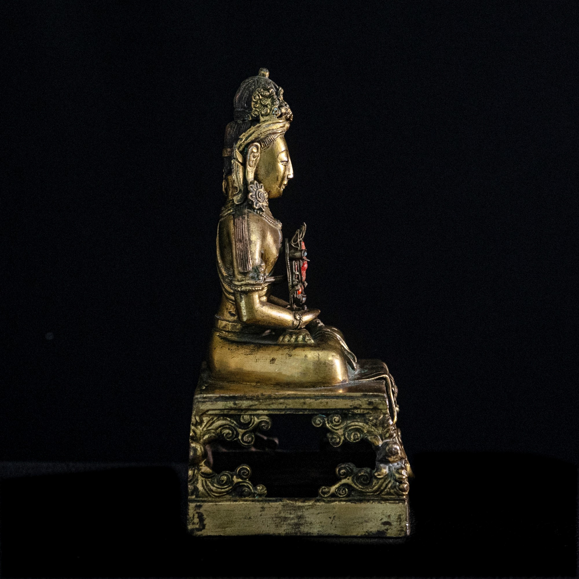 Rara Figura di Amitaya in Bronzo Dorato con Buddha tra le Mani, Inserti in Coralli e Turchese, Ci...